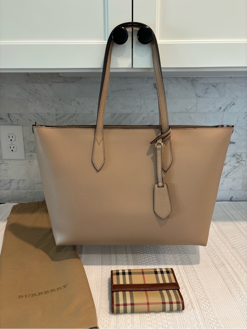 Burberry Camel Leather Zip Tote with Detachable Logo Tag in PRISTINE Condition